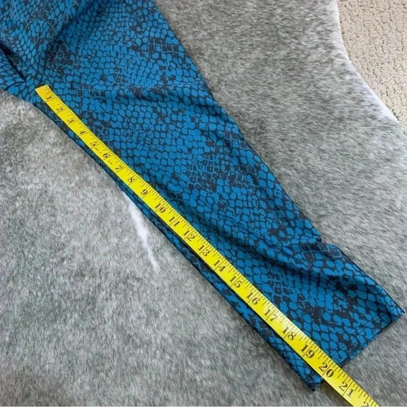 Goldsheep Snake Print Crop Leggings - Picture 13 of 13